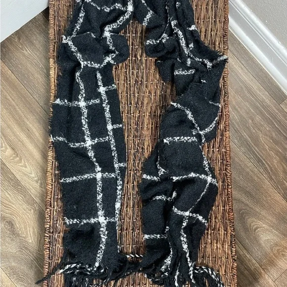 Black and White Checkered Scarf - Picture 2 of 3